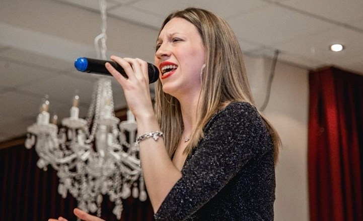 Mar del Plata: La joven cantante Mica Mujica regresa al Teatriz