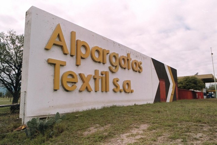 Destrucción de la industria textil: A Wrangler y Lee se suma la histórica Alpargatas