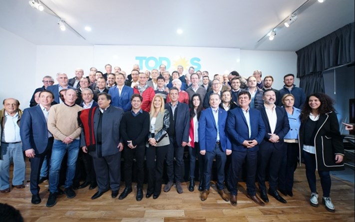 Massa, Kicillof y Magario se vieron junto a intendentes en un acto en La Plata