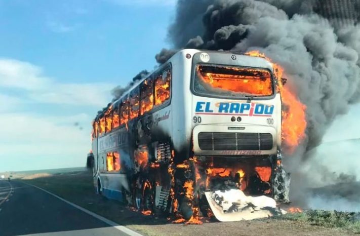 Se incendió un micro de El Rápido que había salido de Mar del Plata