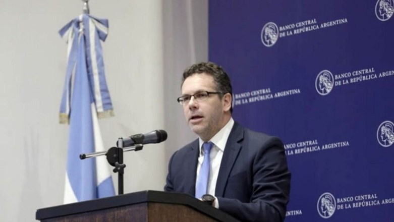 Economía real: el dólar llegó a 65 pesos pese a la intervención del Central y especulan con un feriado bancario