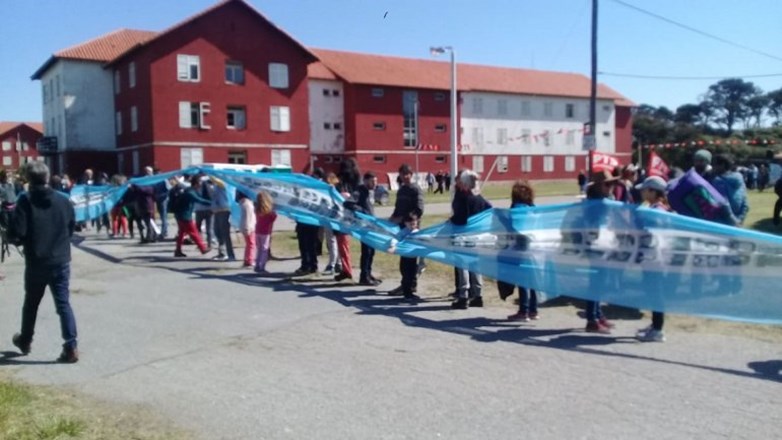 Realizaron un abrazo solidario en los hoteles donde funcionará una Escuela de Gendarmería