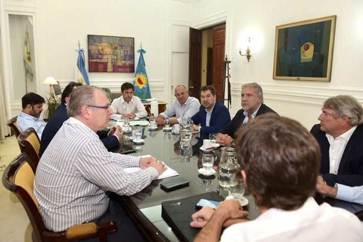Axel Kicillof recibió a dirigentes del Frente Renovador. El diputado Di Cesare presente en la reunión