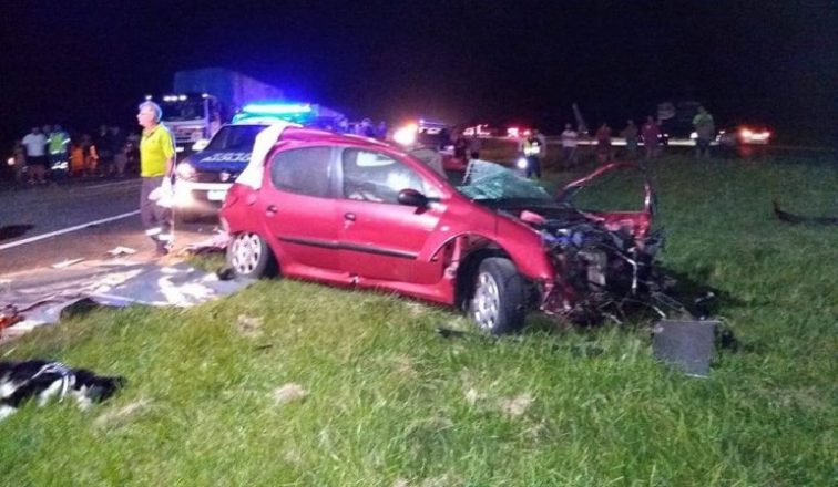 Murieron dos personas en un accidente en la ruta 2 al chocar de frente contra un camión