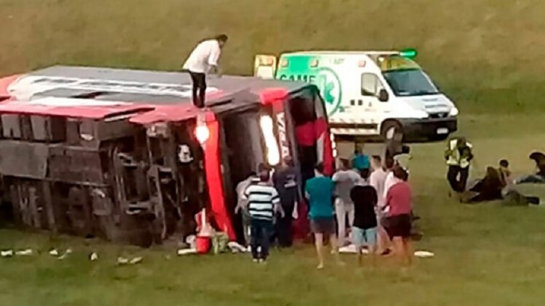 Volcó un micro en la ruta 2: hay 30 heridos y dos muertos