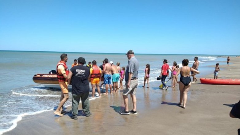 Prefectura rescató a dos kayakistas frente a la costa de Miramar