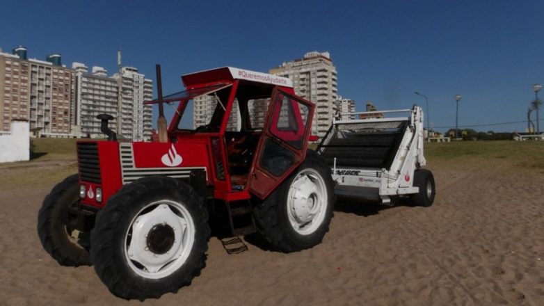 Con una máquina especial se realizó en Miramar una limpieza de playas
