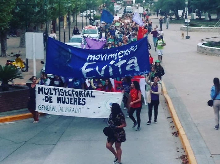 8M: centenares de mujeres marcharon por el centro de Miramar