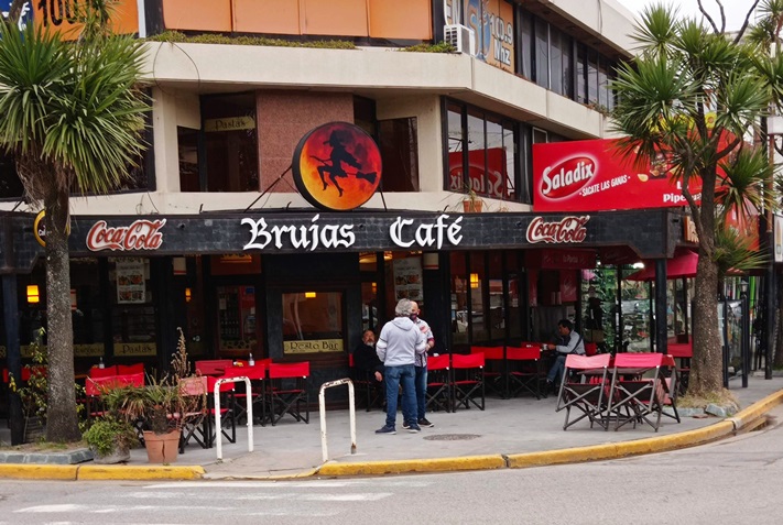 Desde el próximo lunes, permitirán más personas vacunadas en bares y restaurantes