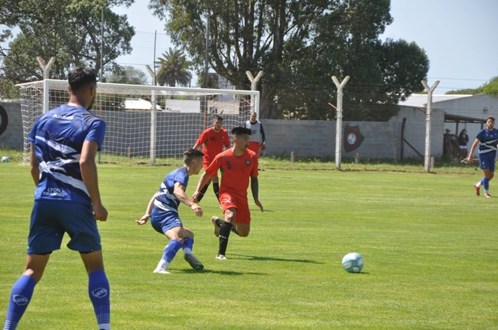 Círculo y Alvarado sumaron minutos en Otamendi