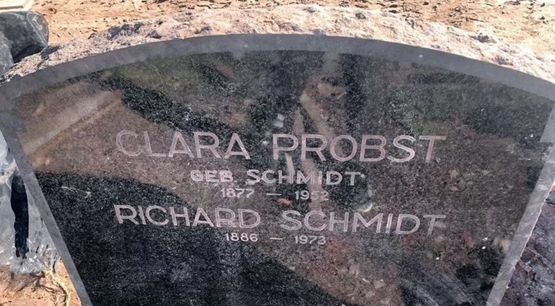 Hallan en Mar del Sud la lápida de un dirigente de la élite nazi de Argentina