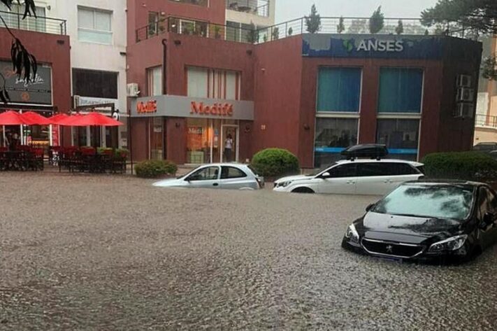Fuerte temporal en Pinamar:  graves destrozos y calles anegadas
