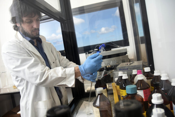 La UNLP trabajará con el laboratorio japonés Eisai en busca de nuevos medicamentos contra el Chagas