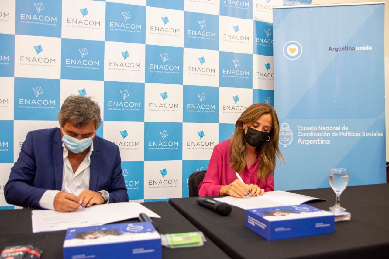 Claudio Ambrosini, presidente de ENACOM, firmó un convenio de cooperación