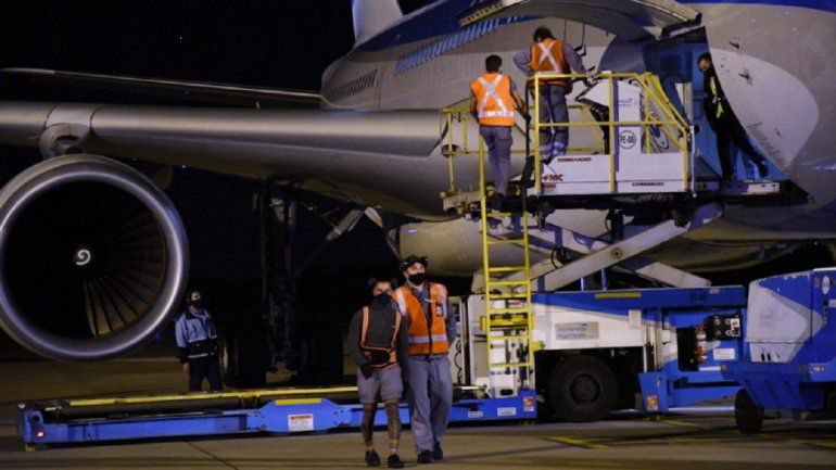 Llegó el primero de los dos vuelos que traen vacunas Sputnik V, con más de 517 mil dosis