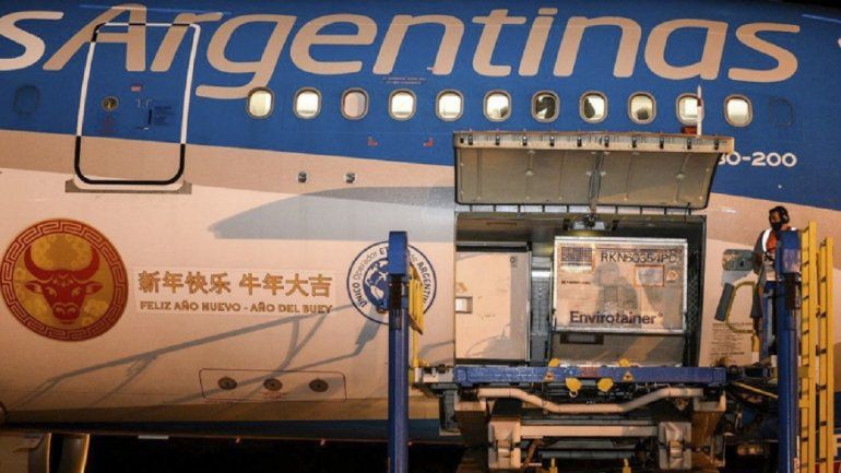 Llegaron un millón de vacunas chinas y el sábado arribarán más dosis desde Rusia