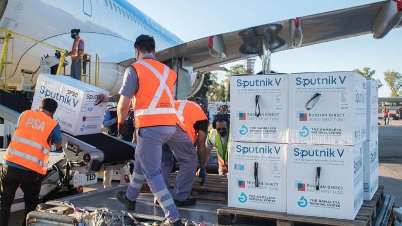 Llegaron 600.000 dosis de Sputnik V y 843.000 de AstraZeneca