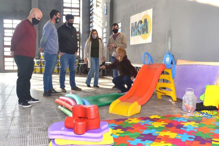 Natatorio de Miramar: recibe materiales para el Taller de Acompañamiento Terapéutico