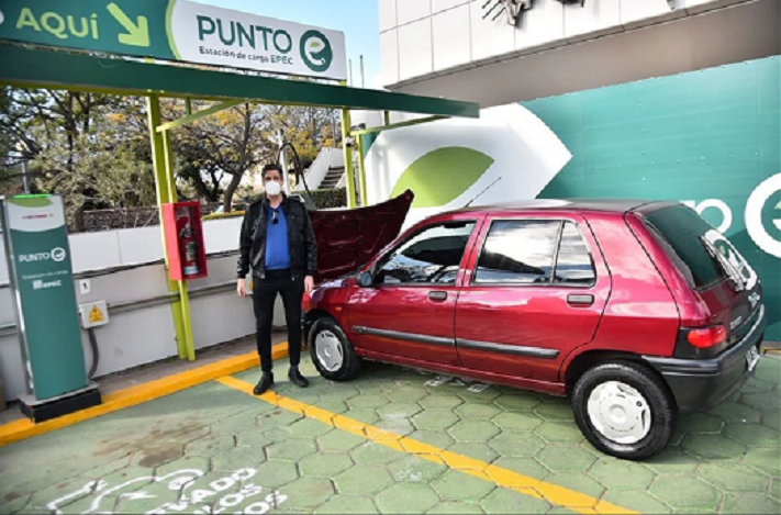Matías Parmigiani transformó su Clio naftero del 98′ en un auto eléctrico y logró homologarlo