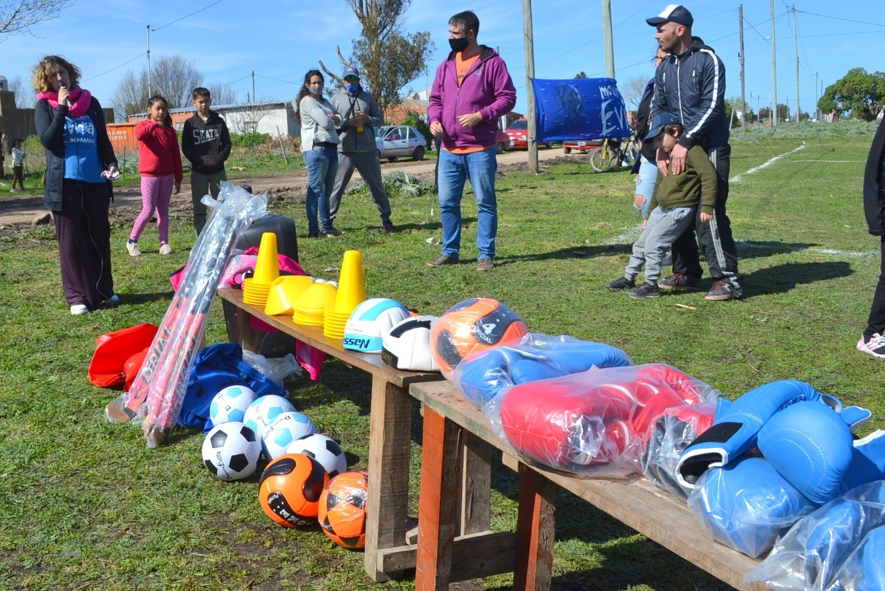Miramar: entrega de material deportivo para el Barrio Parquemar