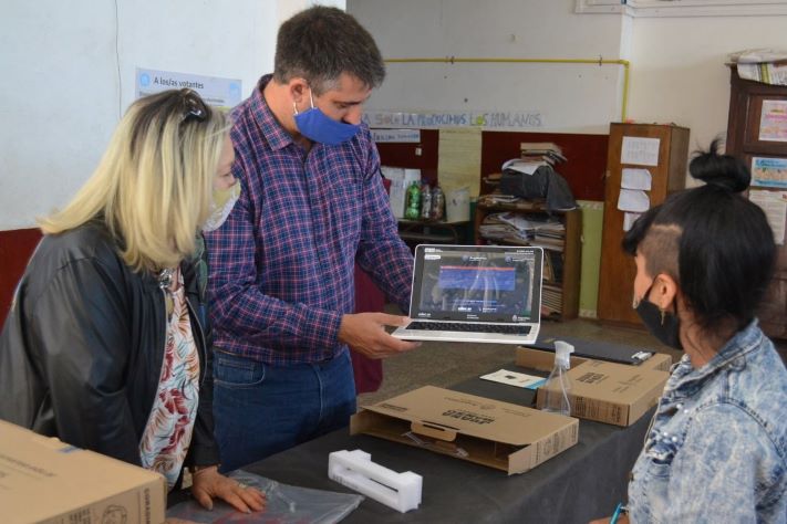 Conectar Igualdad: entregan notebooks en Miramar y Otamendi