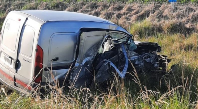 Ruta 88: Fuerte choque entre dos vehículos dejó tres heridos
