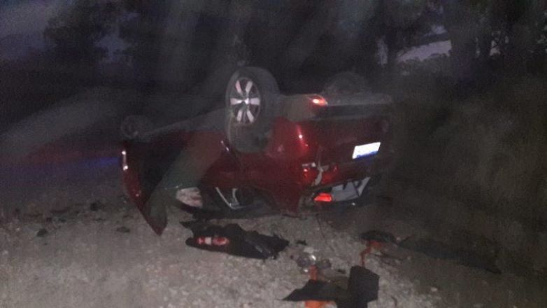 Un conductor herido tras volcar en el camino viejo a Miramar