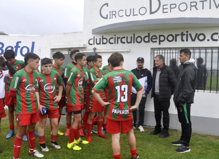 Trama: “El año pasado tuve una de las grandes alegrías,  me hicieron un homenaje declarándome embajador deportivo en Gral. Alvarado”