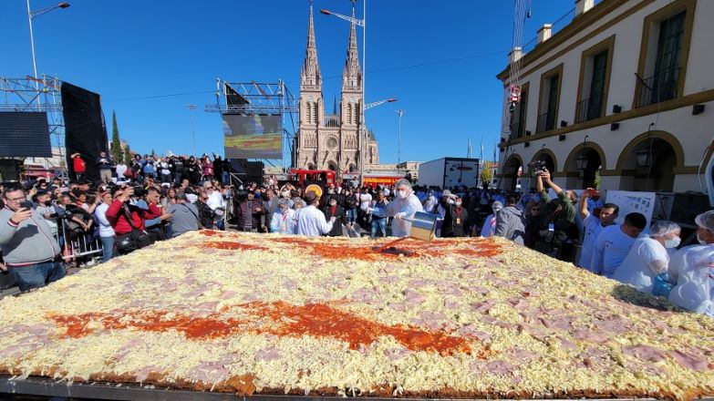 Récord: la milanesa napolitana más grande del mundo se hizo en Argentina y es Bonaerense