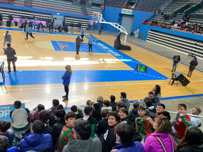 Los chicos y chicas de básquet de Círculo con la Selección Argentina
