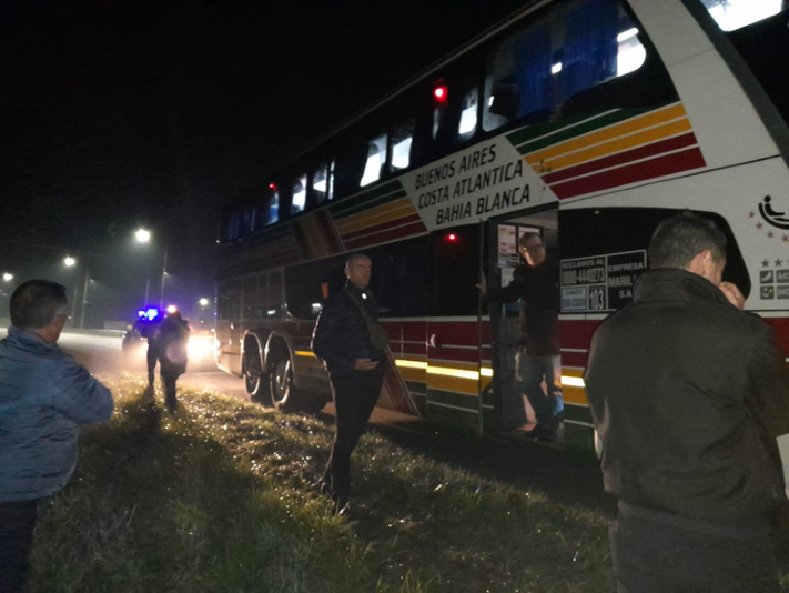 Un micro que salió de Mar del Plata chocó en la ruta 2: “Explotaron los vidrios”