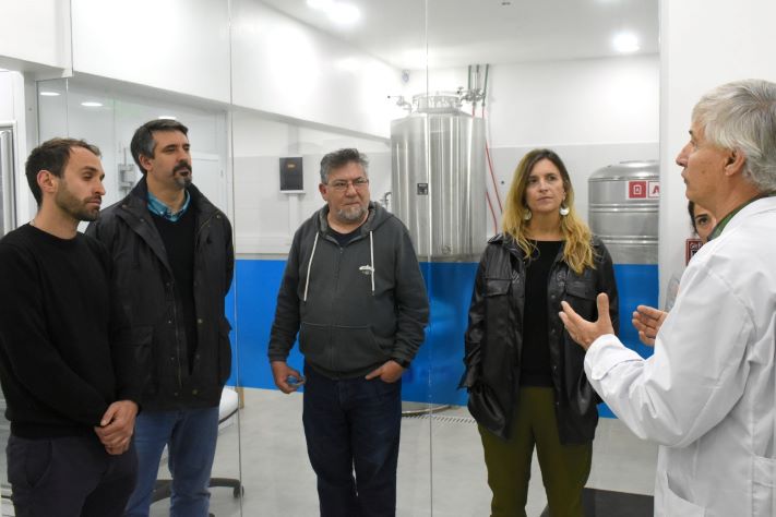 Ianantuony y Eugenia Bove visitaron el Laboratorio de Micropropagación vegetal de Fares Taie