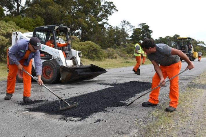 Realizan arreglos sobre ruta 11 entre Mar del Sud y Miramar