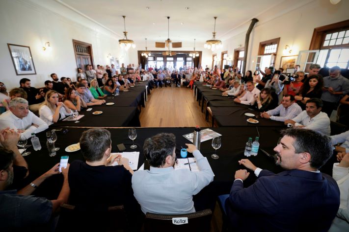 Miramar: Kicillof se reunió con intendentes y representantes del sector productivo