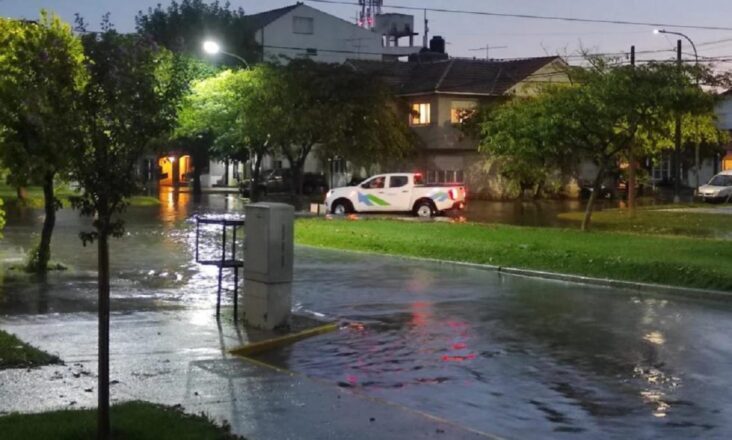 Miramar: el fuerte temporal dejó calles anegadas y provocó caídas de árboles y postes