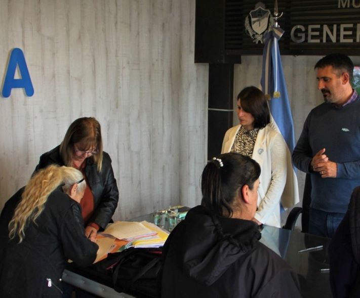 General Alvarado: Ianantuony encabezó el acto de firmas de escrituras