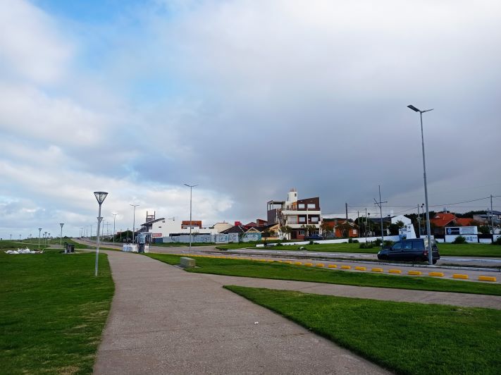 Jueves fresco y con mucho viento en Miramar: el SMN anticipa ráfagas intensas durante toda la jornada