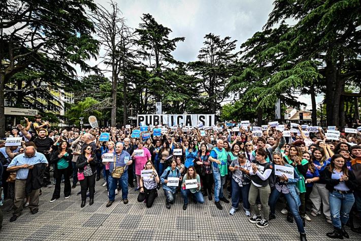 Mar del Plata: abrazo a la UNMdP en defensa de la universidad pública: “Milei pretende privatizar”