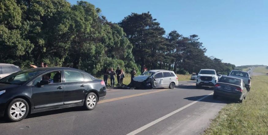 Dos autos chocaron de frente en la ruta 11