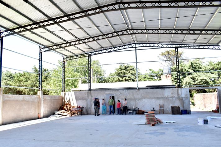 Instalan el techo del polideportivo del club Mar del Sud