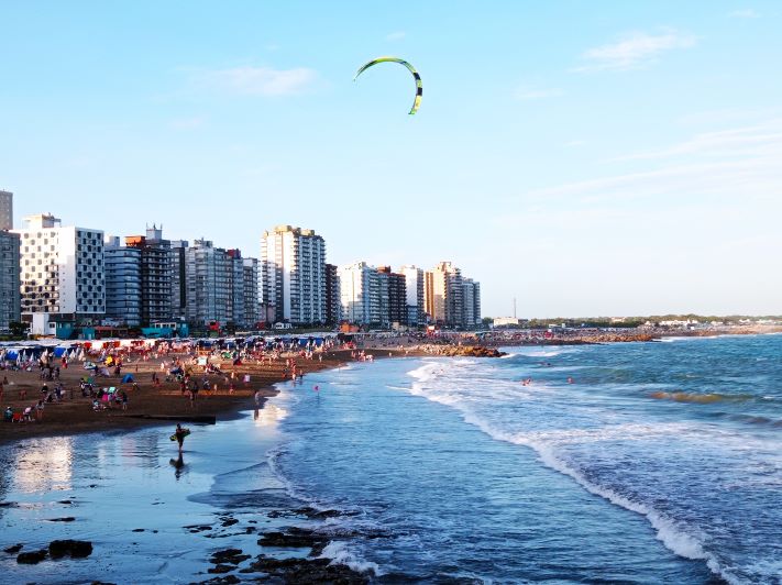Emiten alerta amarilla por altas temperaturas: la máxima llegará a los 32° este martes en Miramar y la región