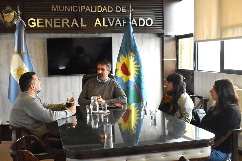 El Intendente Municipal, Sebastian Ianantuony, recibió al Subsecretario de Economía Social y Popular de la Provincia, Daniel Menendez.