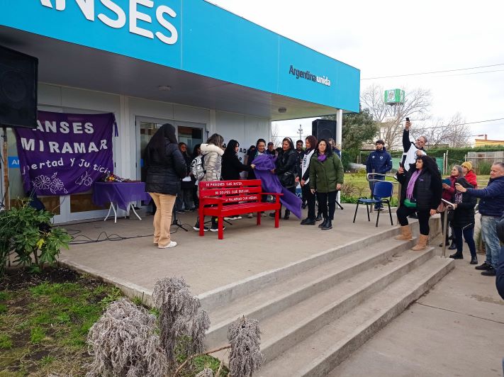Miramar: Colocan banco rojo en ANSES, como símbolo de prevención contra la violencia a las mujeres