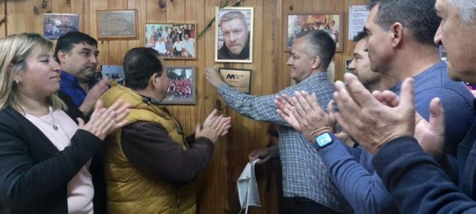Miramar: En el Día del periodista se descubrió una placa homenaje a Fabián Casco, en Radio Mágica