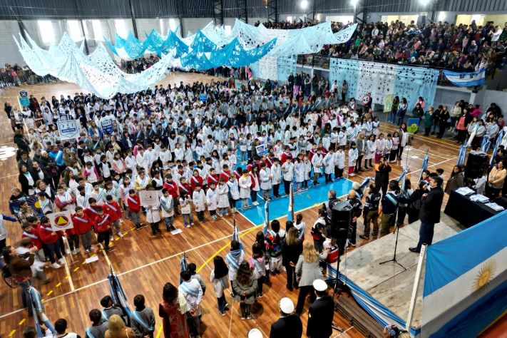 Ianantuony encabezó la ceremonia de promesa a la bandera nacional de estudiantes de General Alvarado
