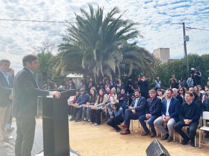 Lobería: Kicillof entregó viviendas. Presente en el acto el diputado Di Césare