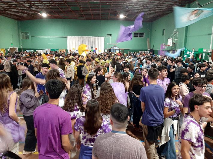 Otamendi fue “invadidos” por cientos de jóvenes