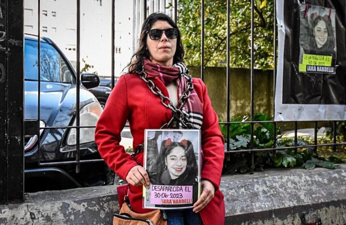 Mar del Plata: la mamá de Iara Nardelli se encadenó en Tribunales para pedir que la Justicia Federal investigue qué pasó con su hija