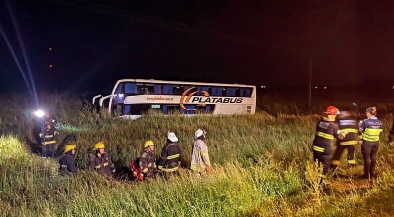 Despistó un micro que se dirigía a Mar del Plata: confirman una víctima fatal y más de una decena de heridos