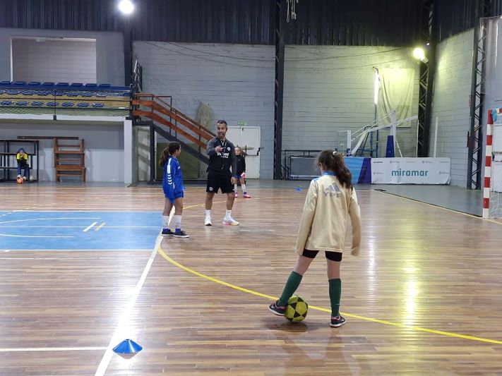 Clínica de Fútbol para Niñas en el Polideportivo de Miramar